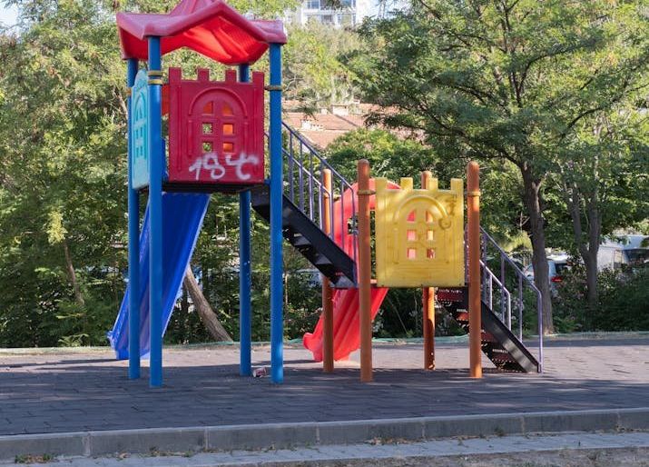 Populiariausi mediniai nameliai vaikams modeliai šiemet